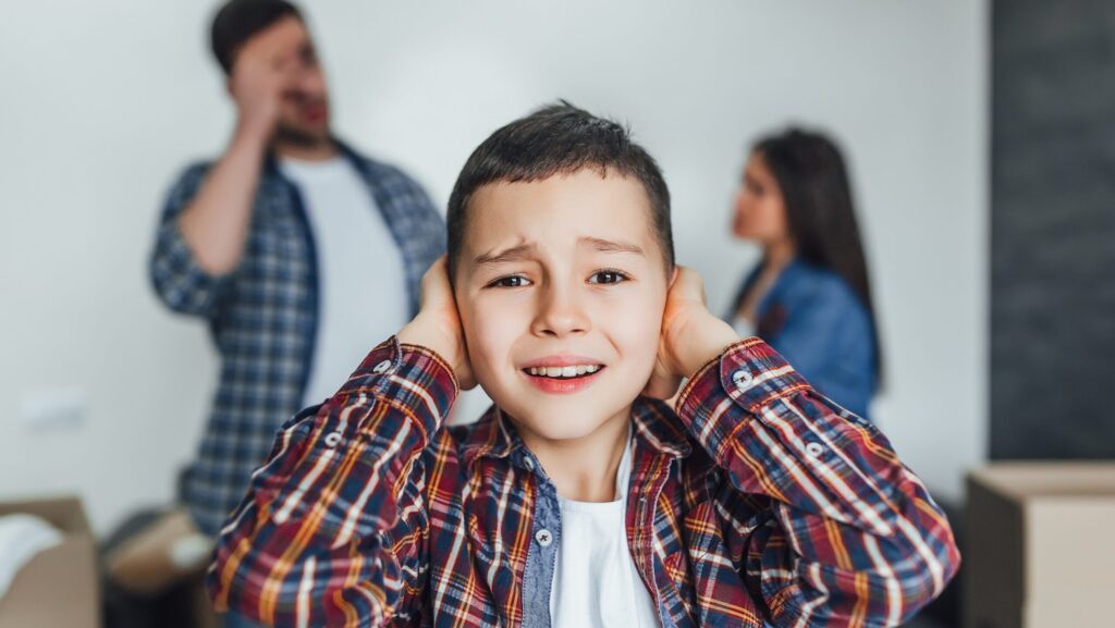 bűntudat, vita, konfliktus, család, veszekedés, bántalmazás, toxikus, mérgező, dadogás