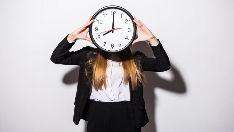 idő manipuláció nő munkahely határidő