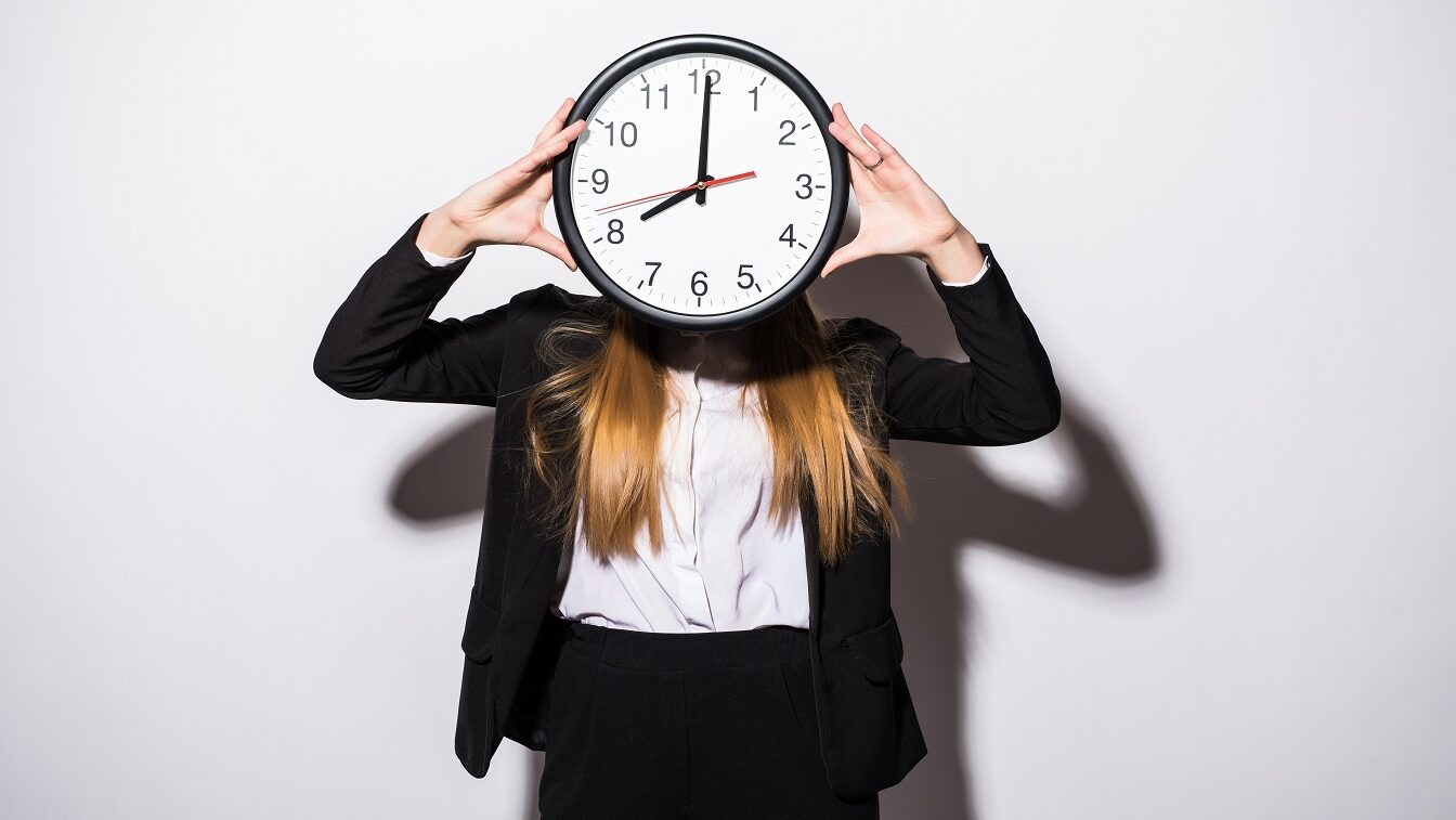 idő manipuláció nő munkahely határidő